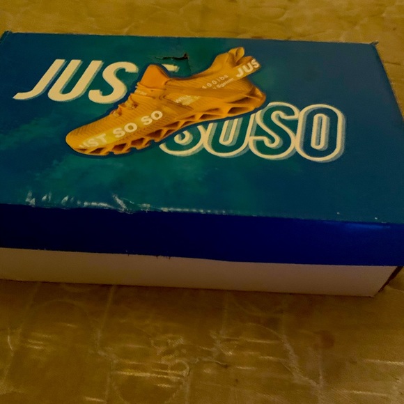 Brand new Mens size Eur 44 which is a size 11 in US. Never been worn - Picture 1 of 2